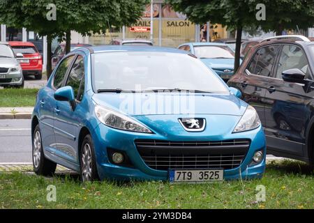 OSTRAVA, TSCHECHIEN - 25. SEPTEMBER 2023: Blaues Peugeot 207 französisches Auto parkt auf der Straße Stockfoto