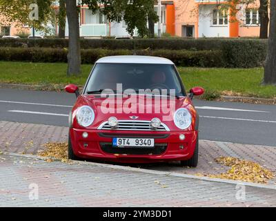 OSTRAVA, TSCHECHIEN - 22. OKTOBER 2024: Roter Mini Cooper R50 oder R53 mit weißem Dach, Frontansicht Stockfoto