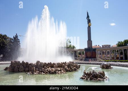 WIEN, ÖSTERREICH - 29. JULI 2021: Hochstrahlbrunnen mit sowjetischem Kriegsdenkmal und Kolonnaden in Wien Stockfoto