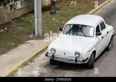 VARADERO, KUBA - 30. AUGUST 2023: Französischer Renault Dauphine-Oldtimer auf den Straßen Kubas Stockfoto