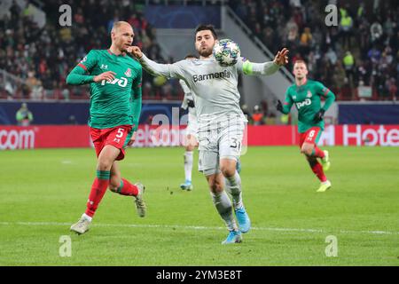 Kevin Volland vom FC Bayer 04 Leverkusen tritt beim UEFA Champions League-Spiel zwischen ihm und Benedikt Howedes von Lokomotiv Moskau um den Ball an Stockfoto