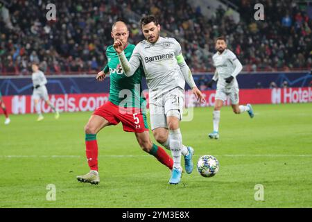 Kevin Volland vom FC Bayer 04 Leverkusen tritt beim UEFA Champions League-Spiel zwischen ihm und Benedikt Howedes von Lokomotiv Moskau um den Ball an Stockfoto