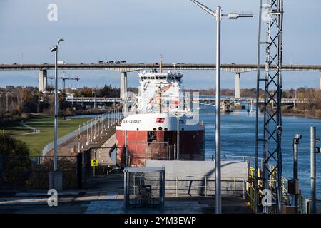 CSL St.-Laurent Massengutschiff nähert sich Welland Canal Lock 3 in St. Catharines, Ontario, Kanada Stockfoto