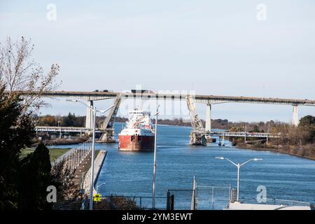 CSL St.-Laurent Massengutschiff nähert sich Welland Canal Lock 3 in St. Catharines, Ontario, Kanada Stockfoto