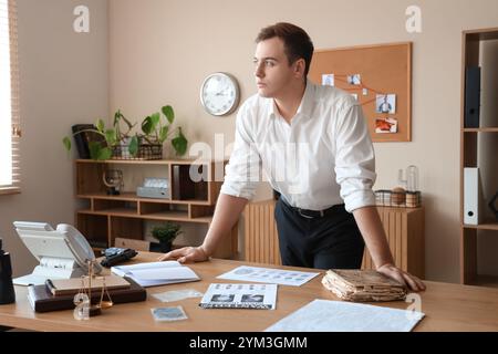 Porträt eines männlichen Detektivs im Amt Stockfoto