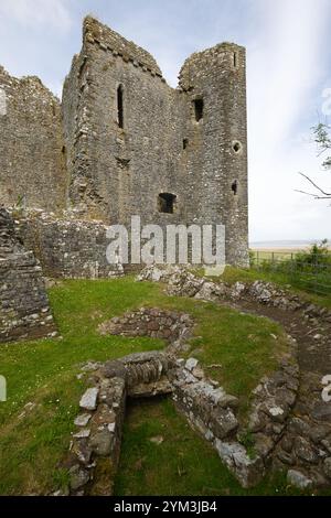 Wales, Gower Peninsula - 2. Juli 2024: Weobley Castle ist ein befestigtes Herrenhaus aus dem 14. Jahrhundert. Stockfoto