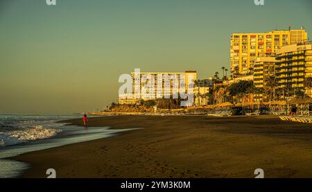 Strandspaziergang im Morgenlicht, Playa El Bajondillo, Torremolinos, Costa del Sol, Spanien Stockfoto