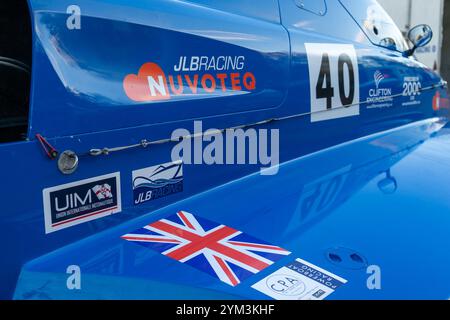 Power Boat Rumpf Seitenbild mit verschiedenen Logos, Sponsoren und dem Union Jack bei der Coniston Power Boat Records Week 2021 auf Coniston Water Stockfoto