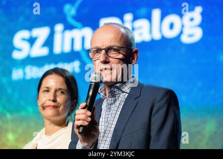 Stuttgart, Deutschland. November 2024. Judith Wittwer (l), Chefredakteurin der Süddeutschen Zeitung, und Wolfgang Krach, Chefredakteur der Süddeutschen Zeitung, nehmen an der Veranstaltung "SZ im Dialog" der Süddeutschen Zeitung Teil. Quelle: Marijan Murat/dpa/Alamy Live News Stockfoto