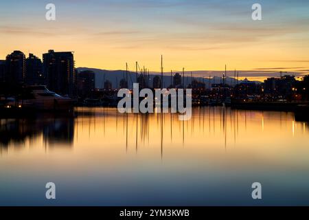 Yaletown Marina Twilight Sunrise Vancouver. Sonnenaufgang hinter einem Yachthafen in False Creek. Vancouver, British Columbia, Kanada. Stockfoto