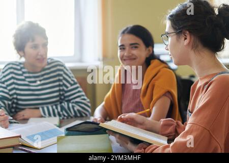 Gemeinsam in Bibliothek mit Büchern und Notizbüchern studieren Stockfoto