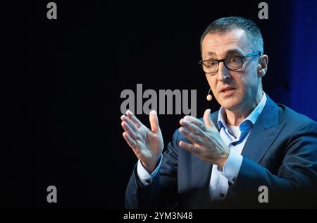 Stuttgart, Deutschland. November 2024. CEM Özdemir (Allianz 90/die Grünen), Bundeslandwirtschaftsminister und Bundesbildungsminister, nimmt an der Veranstaltung "SZ im Dialog" der Süddeutschen Zeitung Teil. Quelle: Marijan Murat/dpa/Alamy Live News Stockfoto