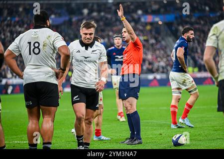 Saint Denis, Frankreich. November 2024. Der Schiedsrichter beim Rugbyspiel France gegen New Zealand All Blacks im Stade de France in Saint Denis bei Paris am 16. November 2024. Foto Victor Joly/DPPI Credit: DPPI Media/Alamy Live News Stockfoto