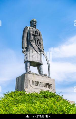 Das Karadorde-Denkmal steht in der Nähe der Kathedrale Saint-Sava in Belgrad, Serbien. Die Statue erinnert an eine bedeutende historische Figur inmitten eines klaren blauen Himmels und grünem Laub. Stockfoto