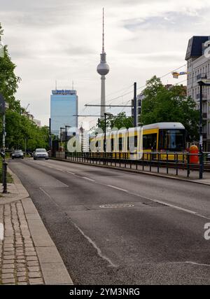 Der Fernsehturm und das Park Inn by Radisson Hotel von der Prenzlauer Allee aus gesehen. Stockfoto