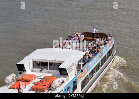 London, England, Großbritannien - 23. August 2023: Aus der Vogelperspektive von Touristen auf einer Bootstour auf der Themse im Zentrum von London Stockfoto