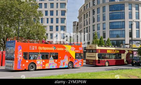 London, England, Großbritannien - 24. August 2023: Doppeldeckerbusse, die Touristen auf einer Hop-on-Hop-off-Besichtigungstour durch London transportieren Stockfoto