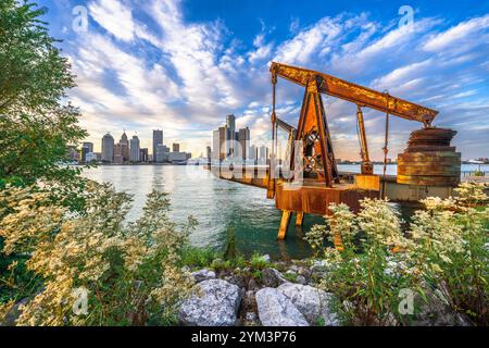 Die Skyline von Detroit, Michigan, USA, von der anderen Seite des Detroit River in Windsor, Ontario, Kanada bei Sonnenuntergang. Stockfoto