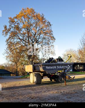 Ein Anhänger mit Bauarbeiterausrüstung auf dem Trailer auf dem Gelände des Folkets Park in Karlshamn. Stockfoto