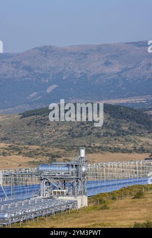 Thermodynamisches Solarkraftwerk vom Fresnel-Typ in llo, Frankreich Stockfoto