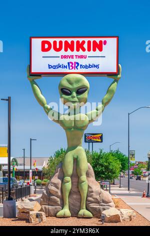 ROSWELL, NEW MEXICO, USA - 23. JUNI 2019: Dunkin' and Baskin Robbins-Zeichen wird von einem grünen Weltraum-Alien gehalten. Stockfoto