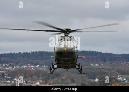 Indienststellung des Leichten Kampfhubschraubers LKH am Internationalen Hubschrauberausbildungszentrum in Bückeburg Anflug des neuen leichten Kampfhubschraubers auf dem Flugplatz des Internationalen Hubschrauberausbildungszentrums in Bückeburg. Hintergrund: Der leichte Kampfhubschrauber Abkürzung LKH wird von Airbus Helicopters unter der Typenbezeichung H 145M gebaut. Er wird künftig als Ausbildungshubschrauber am Internationalen Hubschauberausbildungszentrum in Bückeburg eingesetzt. Der LKH wird als sogenannte Brückenlösung bis zur Entscheidung über einen Nachfolger des Kampfhubschrauber Tige Stockfoto