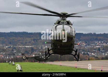 Indienststellung des Leichten Kampfhubschraubers LKH am Internationalen Hubschrauberausbildungszentrum in Bückeburg Anflug des neuen leichten Kampfhubschraubers auf dem Flugplatz des Internationalen Hubschrauberausbildungszentrums in Bückeburg. Hintergrund: Der leichte Kampfhubschrauber Abkürzung LKH wird von Airbus Helicopters unter der Typenbezeichung H 145M gebaut. Er wird künftig als Ausbildungshubschrauber am Internationalen Hubschauberausbildungszentrum in Bückeburg eingesetzt. Der LKH wird als sogenannte Brückenlösung bis zur Entscheidung über einen Nachfolger des Kampfhubschrauber Tige Stockfoto