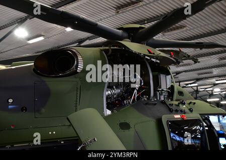 Indienststellung des leichten Kampfhubschraubers LKH am Internationalen Hubschrauberausbildungszentrum in Bückeburg der Rotorkopf mit den Triebwerken des leichten Kampfhubschraubers. Hintergrund: Der leichte Kampfhubschrauber Abkürzung LKH wird von Airbus Helicopters unter der Typenbezeichung H 145M gebaut. Er wird künftig als Ausbildungshubschrauber am Internationalen Hubschauberausbildungszentrum in Bückeburg eingesetzt. Der LKH wird als sogenannte Brückenlösung bis zur Entscheidung über einen Nachfolger des Kampfhubschrauber Tiger in entsprechender Konfiguration im deutschen Heer einsetzen Stockfoto