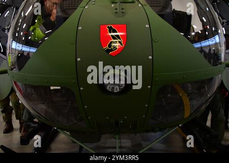 Indienststellung des Leichten Kampfhubschraubers LKH am Internationalen Hubschrauberausbildungszentrum in Bückeburg die Front des LKH mit dem Wappen des Internationalen Hubschrauberausbildungszentrums Bückeburg. Hintergrund: Der leichte Kampfhubschrauber Abkürzung LKH wird von Airbus Helicopters unter der Typenbezeichung H 145M gebaut. Er wird künftig als Ausbildungshubschrauber am Internationalen Hubschauberausbildungszentrum in Bückeburg eingesetzt. Der LKH wird als sogenannte Brückenlösung bis zur Entscheidung über einen Nachfolger des Kampfhubschrauber Tiger in entsprechender Konfiguration Stockfoto