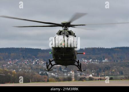 Indienststellung des Leichten Kampfhubschraubers LKH am Internationalen Hubschrauberausbildungszentrum in Bückeburg Anflug des neuen leichten Kampfhubschraubers auf dem Flugplatz des Internationalen Hubschrauberausbildungszentrums in Bückeburg. Hintergrund: Der leichte Kampfhubschrauber Abkürzung LKH wird von Airbus Helicopters unter der Typenbezeichung H 145M gebaut. Er wird künftig als Ausbildungshubschrauber am Internationalen Hubschauberausbildungszentrum in Bückeburg eingesetzt. Der LKH wird als sogenannte Brückenlösung bis zur Entscheidung über einen Nachfolger des Kampfhubschrauber Tige Stockfoto