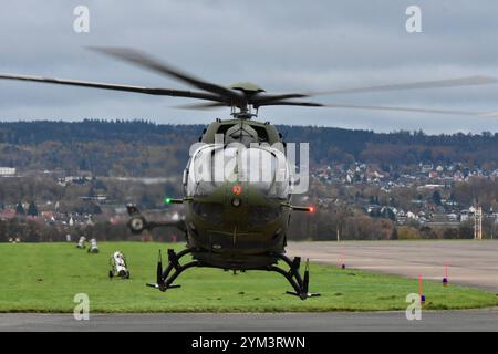 Indienststellung des Leichten Kampfhubschraubers LKH am Internationalen Hubschrauberausbildungszentrum in Bückeburg Anflug des neuen leichten Kampfhubschraubers auf dem Flugplatz des Internationalen Hubschrauberausbildungszentrums in Bückeburg. Hintergrund: Der leichte Kampfhubschrauber Abkürzung LKH wird von Airbus Helicopters unter der Typenbezeichung H 145M gebaut. Er wird künftig als Ausbildungshubschrauber am Internationalen Hubschauberausbildungszentrum in Bückeburg eingesetzt. Der LKH wird als sogenannte Brückenlösung bis zur Entscheidung über einen Nachfolger des Kampfhubschrauber Tige Stockfoto