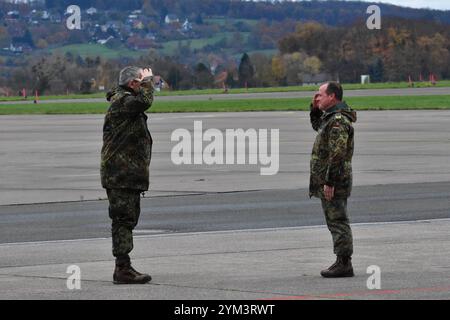 Indienststellung des Leichten Kampfhubschraubers LKH am Internationalen Hubschrauberausbildungszentrum in Bückeburg Generalleutnant Alfons Mais, Inspekteur des Heeres links ist mit dem neuen leichten Kampfhubschrauber angekommen und übergibt ihn an Brigadegeneral Dr. Volker Bauersachs, Kommandeur Kommando Hubschrauber rechts. Hintergrund: Der leichte Kampfhubschrauber Abkürzung LKH wird von Airbus Helicopters unter der Typenbezeichung H 145M gebaut. Er wird künftig als Ausbildungshubschrauber am Internationalen Hubschauberausbildungszentrum in Bückeburg eingesetzt. Der LKH wird als sogenannte Stockfoto