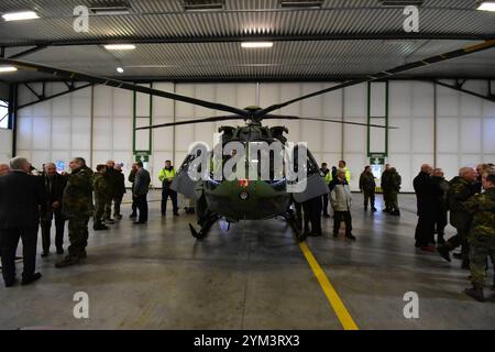 Indienststellung des leichten Kampfhubschraubers LKH am Internationalen Hubschrauberausbildungszentrum in Bückeburg nach der offiziellen Übergabe wurde der leichte Kampfhubschrauber den geladenen Gästen gezeigt. Hintergrund: Der leichte Kampfhubschrauber Abkürzung LKH wird von Airbus Helicopters unter der Typenbezeichung H 145M gebaut. Er wird künftig als Ausbildungshubschrauber am Internationalen Hubschauberausbildungszentrum in Bückeburg eingesetzt. Der LKH wird als sogenannte Brückenlösung bis zur Entscheidung über einen Nachfolger des Kampfhubschrauber Tiger in entsprechender Konfiguration Stockfoto