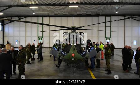 Indienststellung des leichten Kampfhubschraubers LKH am Internationalen Hubschrauberausbildungszentrum in Bückeburg nach der offiziellen Übergabe wurde der leichte Kampfhubschrauber den geladenen Gästen gezeigt. Hintergrund: Der leichte Kampfhubschrauber Abkürzung LKH wird von Airbus Helicopters unter der Typenbezeichung H 145M gebaut. Er wird künftig als Ausbildungshubschrauber am Internationalen Hubschauberausbildungszentrum in Bückeburg eingesetzt. Der LKH wird als sogenannte Brückenlösung bis zur Entscheidung über einen Nachfolger des Kampfhubschrauber Tiger in entsprechender Konfiguration Stockfoto