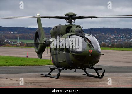 Indienststellung des Leichten Kampfhubschraubers LKH am Internationalen Hubschrauberausbildungszentrum in Bückeburg der leichte Kampfhubschrauber ist auf dem Flugfeld des Internationalen Hubschrauberausbildungszentrums gelandet. Hintergrund: Der leichte Kampfhubschrauber Abkürzung LKH wird von Airbus Helicopters unter der Typenbezeichung H 145M gebaut. Er wird künftig als Ausbildungshubschrauber am Internationalen Hubschauberausbildungszentrum in Bückeburg eingesetzt. Der LKH wird als sogenannte Brückenlösung bis zur Entscheidung über einen Nachfolger des Kampfhubschrauber Tiger in entsprechend Stockfoto