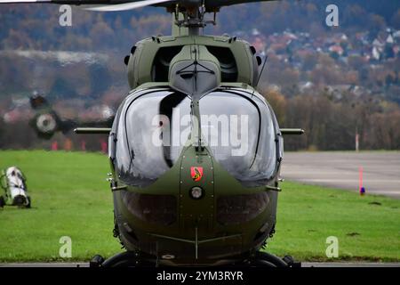 Indienststellung des Leichten Kampfhubschraubers LKH am Internationalen Hubschrauberausbildungszentrum in Bückeburg der leichte Kampfhubschrauber ist auf dem Flugfeld des Internationalen Hubschrauberausbildungszentrums gelandet. Hintergrund: Der leichte Kampfhubschrauber Abkürzung LKH wird von Airbus Helicopters unter der Typenbezeichung H 145M gebaut. Er wird künftig als Ausbildungshubschrauber am Internationalen Hubschauberausbildungszentrum in Bückeburg eingesetzt. Der LKH wird als sogenannte Brückenlösung bis zur Entscheidung über einen Nachfolger des Kampfhubschrauber Tiger in entsprechend Stockfoto