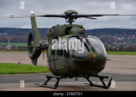 Indienststellung des Leichten Kampfhubschraubers LKH am Internationalen Hubschrauberausbildungszentrum in Bückeburg der leichte Kampfhubschrauber ist auf dem Flugfeld des Internationalen Hubschrauberausbildungszentrums gelandet. Hintergrund: Der leichte Kampfhubschrauber Abkürzung LKH wird von Airbus Helicopters unter der Typenbezeichung H 145M gebaut. Er wird künftig als Ausbildungshubschrauber am Internationalen Hubschauberausbildungszentrum in Bückeburg eingesetzt. Der LKH wird als sogenannte Brückenlösung bis zur Entscheidung über einen Nachfolger des Kampfhubschrauber Tiger in entsprechend Stockfoto