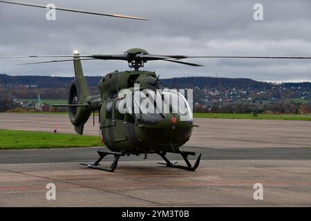 Indienststellung des Leichten Kampfhubschraubers LKH am Internationalen Hubschrauberausbildungszentrum in Bückeburg der leichte Kampfhubschrauber ist auf dem Flugfeld des Internationalen Hubschrauberausbildungszentrums gelandet. Hintergrund: Der leichte Kampfhubschrauber Abkürzung LKH wird von Airbus Helicopters unter der Typenbezeichung H 145M gebaut. Er wird künftig als Ausbildungshubschrauber am Internationalen Hubschauberausbildungszentrum in Bückeburg eingesetzt. Der LKH wird als sogenannte Brückenlösung bis zur Entscheidung über einen Nachfolger des Kampfhubschrauber Tiger in entsprechend Stockfoto