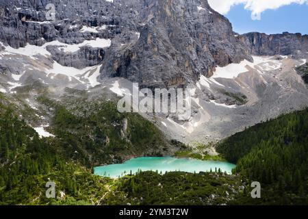 See Sorapiss oder Lago di Sorapiss - Berg 1925 m Höhe See mit einzigartigem türkisfarbenem Wasser umgeben von hohen felsigen Bergen. provinz Belluno Stockfoto