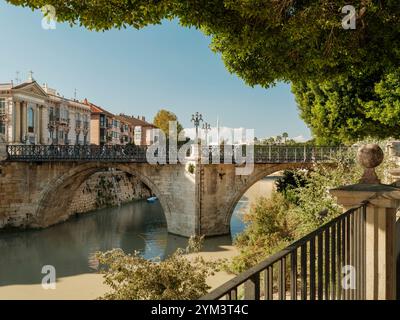 Murcia, Spanien – die Brücke von Los Peligros, oder die Alte Brücke, ist die älteste Brücke in Murcia und wurde 1741 mit den Steuern aus Seide gebaut. It Stockfoto