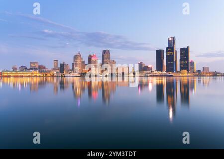 Skyline von Detroit, Michigan, USA bei Sonnenaufgang am Detroit River. Stockfoto