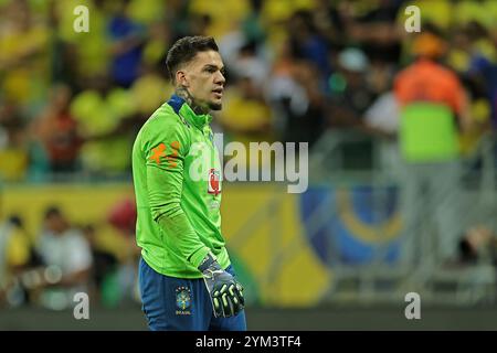 Salvador, Brasilien, 19. November 2024. Torhüter Ederson von Brasilien während der Aufwärmphase vor dem Spiel zwischen Brasilien und Uruguay für die 12. Runde der FIFA 2026-Qualifikation am 19. November 2024 im Arena Fonte Nova Stadium in Salvador, Brasilien. Foto: Heuler Andrey/DiaEsportivo/Alamy Live News Stockfoto