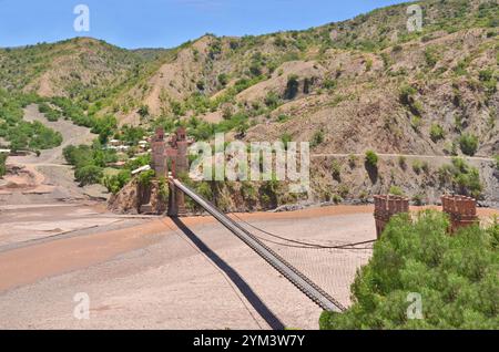 Die Marshal Antonio José de Sucre Hängebrücke für Fußgänger über den Pilcomayo-Fluss in Bolivien Stockfoto