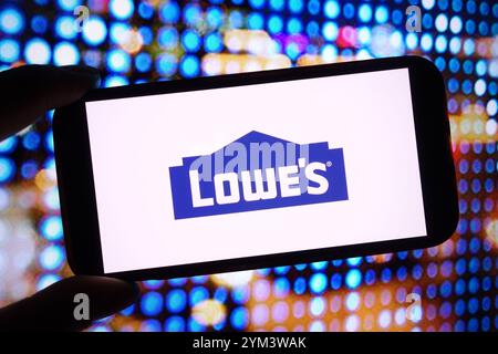 Polen. November 2024. In dieser Fotoabbildung wird das Logo von Lowe's Companies auf einem Smartphone-Bildschirm angezeigt. (Credit Image: © Piotr SWAT/SOPA Images via ZUMA Press Wire) NUR REDAKTIONELLE VERWENDUNG! Nicht für kommerzielle ZWECKE! Stockfoto