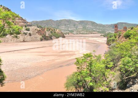Die Marshal Antonio José de Sucre Hängebrücke für Fußgänger über den Pilcomayo-Fluss in Bolivien Stockfoto