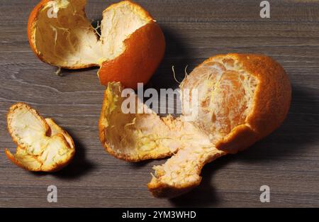 Nahaufnahme einer halbgeschälten Mandarinenfrucht. Stockfoto