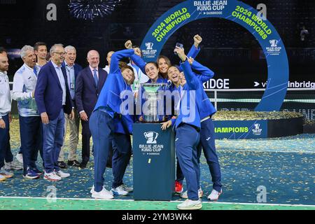 Malaga, Malaga, Spanien. November 2024. 2024 World Chaimpions, Captain Tathiana Garbin von Italien, Lucia Bronzetti von Italien, Elisabetta Cocciaretto Italien, Jasmine Paulini von Italien, Martina Trevisan von Italien, Sara Errani von Italien während des DAVIS CUP FINALS 2024 - Finale 8 - Herren Tennis (Foto: © Mathias Schulz/ZUMA Press Wire) NUR REDAKTIONELLE VERWENDUNG! Nicht für kommerzielle ZWECKE! Stockfoto