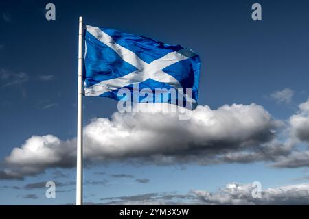 Die schottische Flagge (Saltyre oder St. Andrew's Cross) flattert im Wind vor dem blauen Himmel und den Wolken Stockfoto