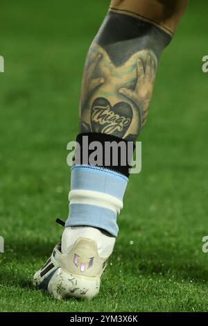 Details über die Legs des argentinischen Stürmers Lionel Messi vor dem Qualifikationsspiel für den südamerikanischen Fußball gegen Peru zur FIFA-Weltmeisterschaft 2026 im La Bombonera-Stadion in Buenos Aires am 19. November 2024. Stockfoto