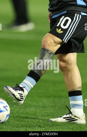 Details über die Legs des argentinischen Stürmers Lionel Messi vor dem Qualifikationsspiel für den südamerikanischen Fußball gegen Peru zur FIFA-Weltmeisterschaft 2026 im La Bombonera-Stadion in Buenos Aires am 19. November 2024. Stockfoto